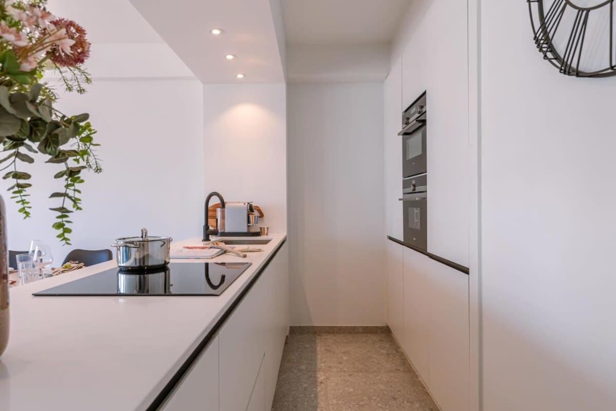 Huswell - Lovely Apartment With Lateral Sea View And Parking Остенде Экстерьер фото